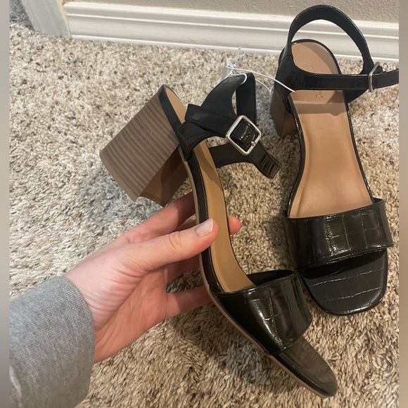 NWT Old Navy Black Block Heel Sandals Croc - Picture 1 of 4